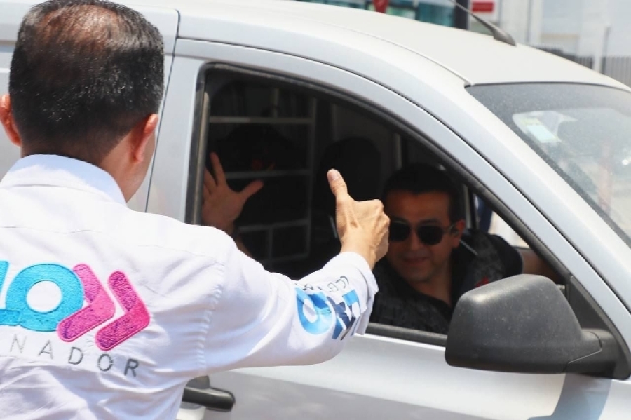 Presenta Lalo Rivera sus propuestas a automovilistas y transeúntes
