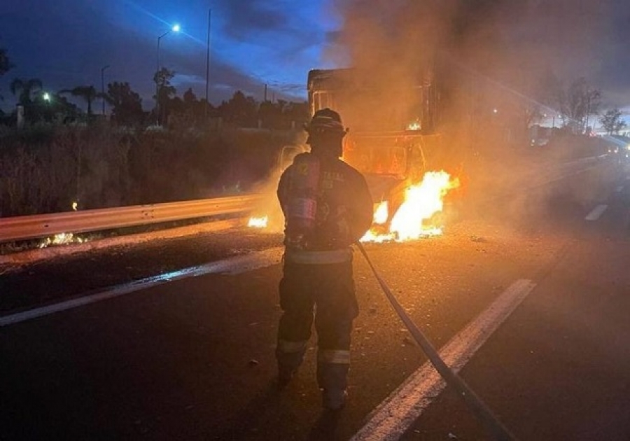 Apagan bomberos incendio de vehículo en la Puebla-Atlixco