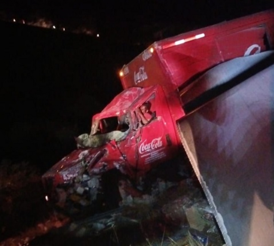Camión volcado de Coca-Cola entre en Tepexco y Calmeca