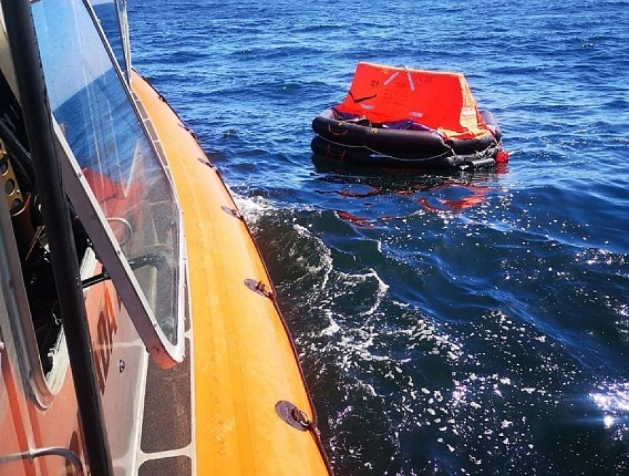 Rescatan a 29 migrantes en un pequeño bote en el Mediterráneo