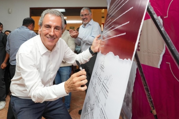 Firma Pepe Chedraui carta con 10 compromisos a favor de las juntas auxiliares