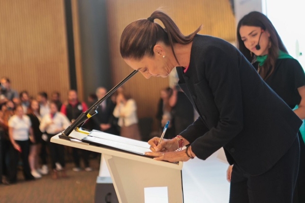 Claudia Sheinbaum firma pacto por la primera infancia