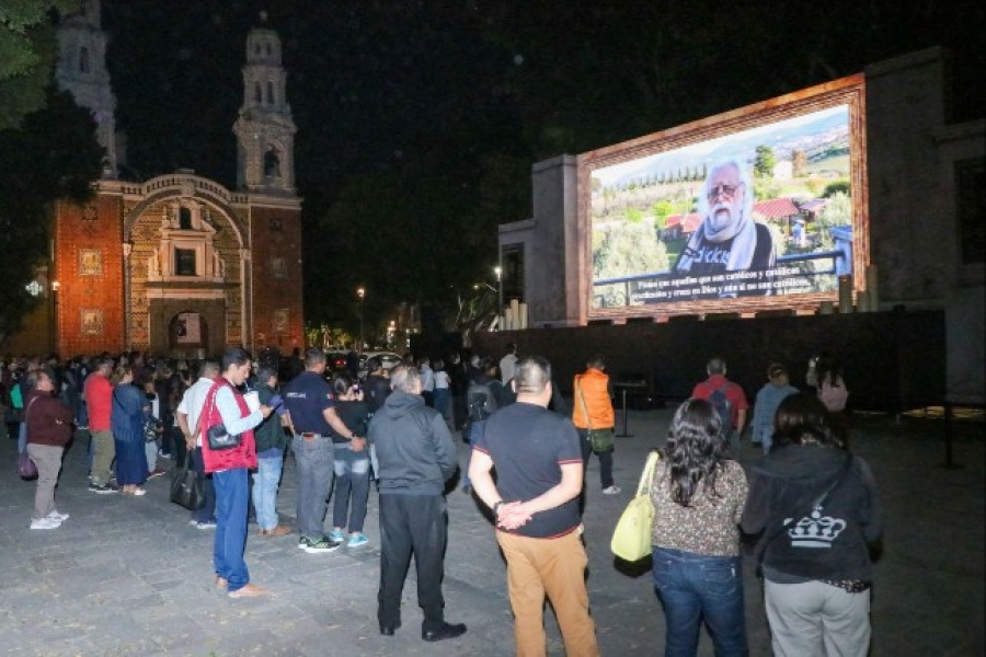 Poblanos y turistas disfrutan proyección “La Última Cena: El Cuadro Viviente”