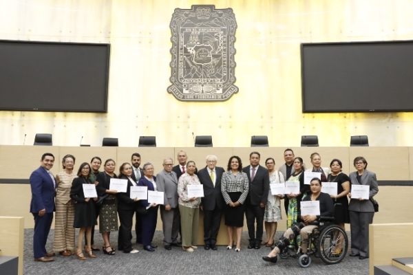 Reconocen a docentes en Congreso por su amplia y destacada labor