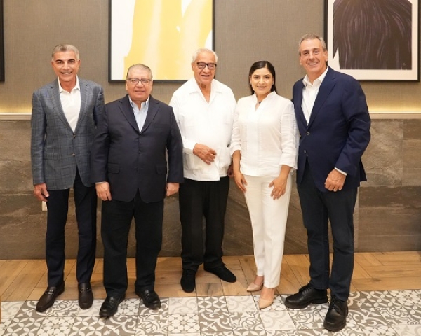 Pepe Chedraui intercambia ideas con expresidentes municipales de la capital de Puebla