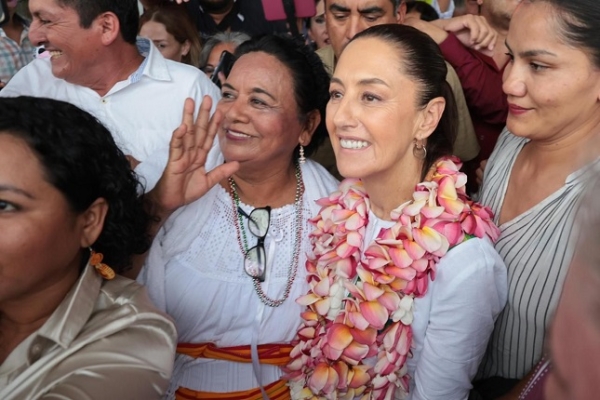 Con música, porras y con mucho entusiasmo reciben a Claudia Sheinbaum en Veracruz