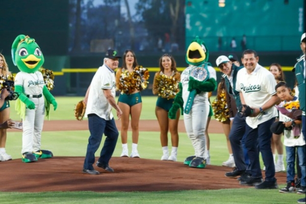 En compañía de su papá, el Gobernador Armenta acude a inicio de temporada de Pericos