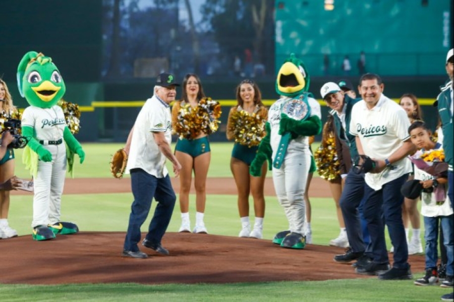 En compañía de su papá, el Gobernador Armenta acude a inicio de temporada de Pericos