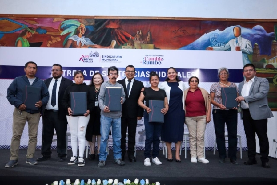 Lupita Cuautle entrega sentencias judiciales a sanandreseños