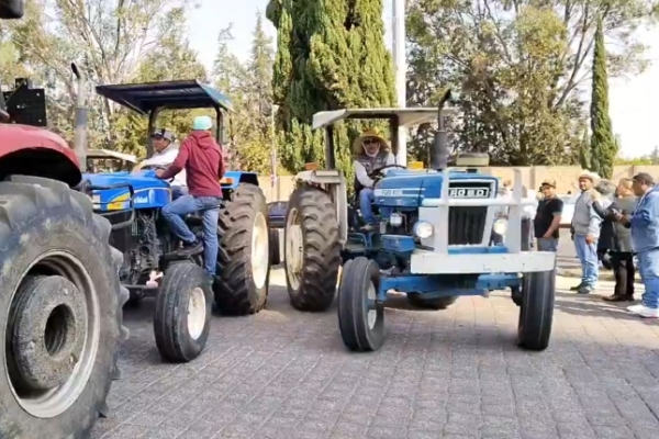 ¡Van contra el SAT! Agricultores poblanos exigen devoluciones