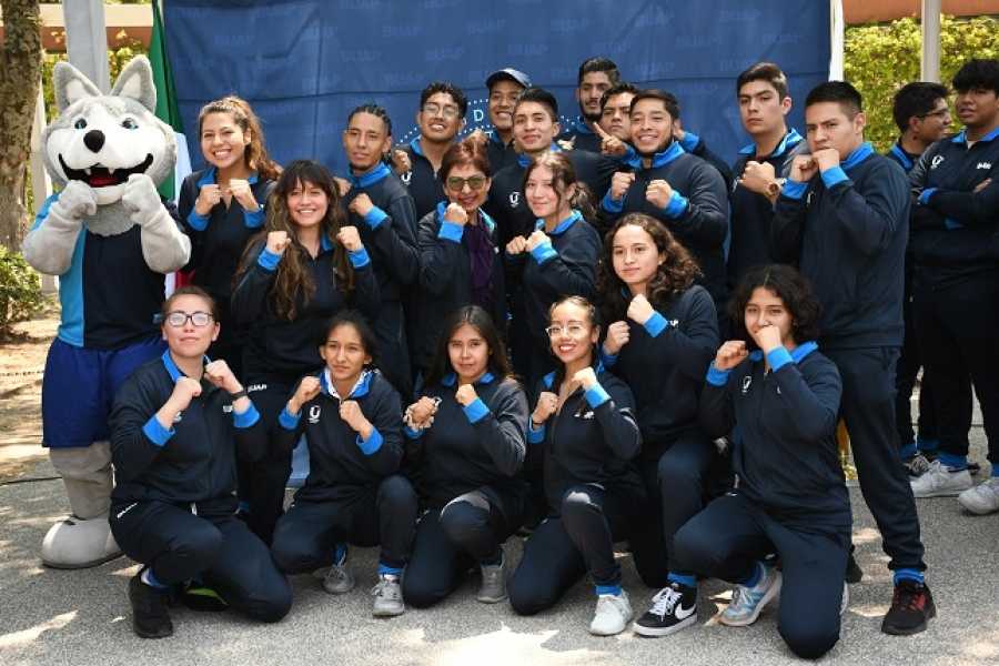 Entrega la Rectora María Lilia Cedillo Ramírez uniformes a la delegación de deportistas de la BUAP
