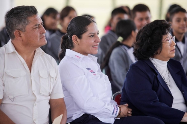 Incentiva Lupita Cuautle hábito de la lectura en niñez de San Andrés Cholula