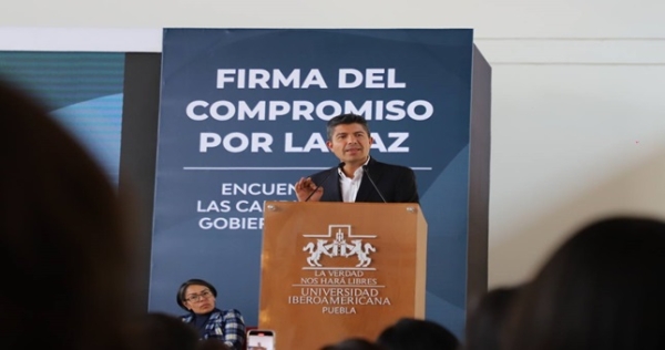 Firma Eduardo Rivera compromiso por la paz