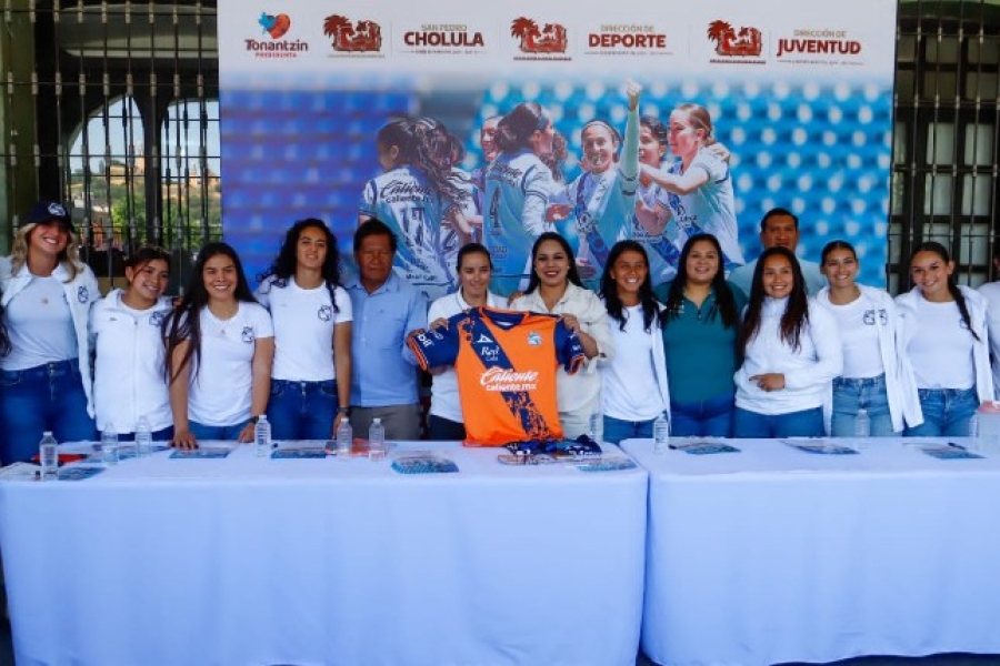 Comprometida con el deporte, Tonantzin Fernández encabeza firma de autógrafos con el Puebla Femenil