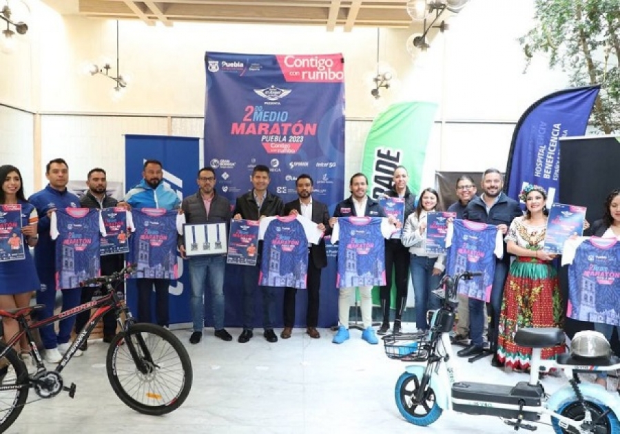 Presenta Ayuntamiento de Puebla playera y medalla del Medio Maratón Puebla 2023