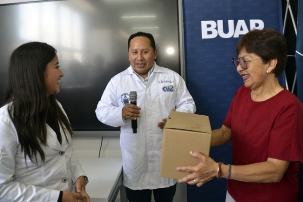Entrega Rectora Lilia Cedillo 50 microscopios para laboratorios en CU2