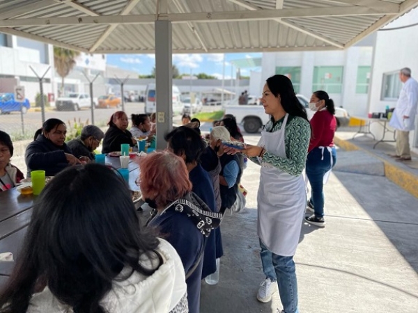 Voluntariado del Congreso de Puebla realiza jornada alimentaria en albergue del Hospital del Sur