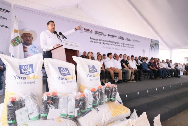 Alejandro Armenta entrega 18 mdp para obra comunitaria y campo en Tlachichuca