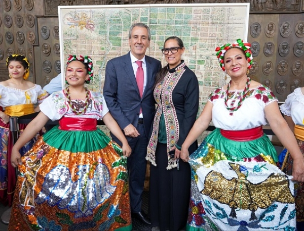 Inaugura Pepe Chedraui exposición de la Ciudad de Puebla en San Lázaro