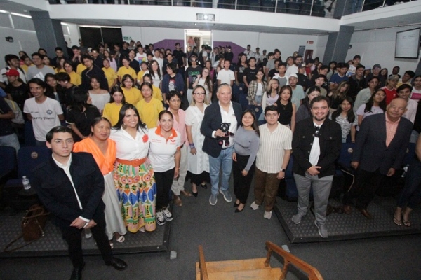 Fernando Morales conversa con universitarios en evento de UVP &quot;Tu voto informado deja huella&quot;