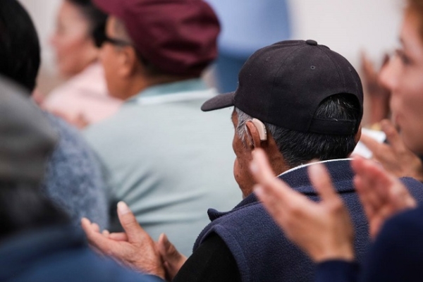 Impulsa Lupita Cuautle la inclusión con entrega de aparatos auditivos