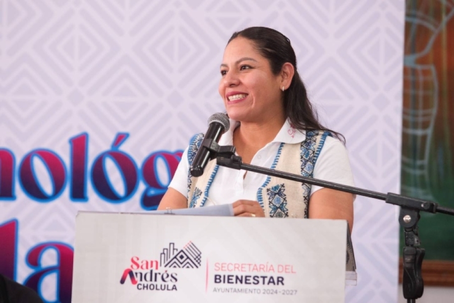 Fortalece Lupita Cuautle a escuelas con equipo tecnológico