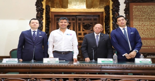 Eduardo Rivera plática con estudiantes de la Escuela Libre de Derecho
