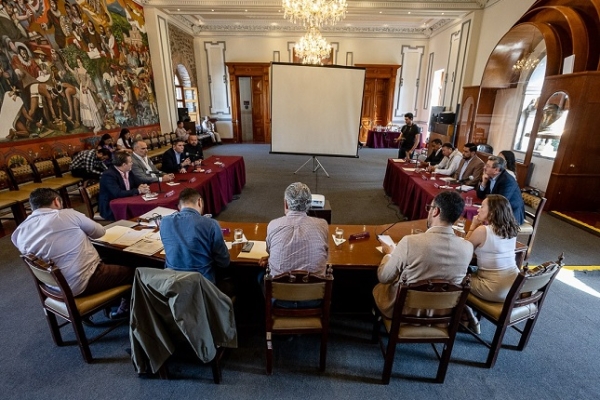 Dialoga secretario de Economía con empresarios turísticos por Estacionamiento Rotativo