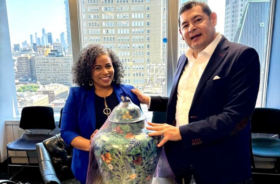 Gobernador electo, Alejandro Armenta, y asambleísta, Karines Reyes, promueven hermanamiento Puebla-Nueva York