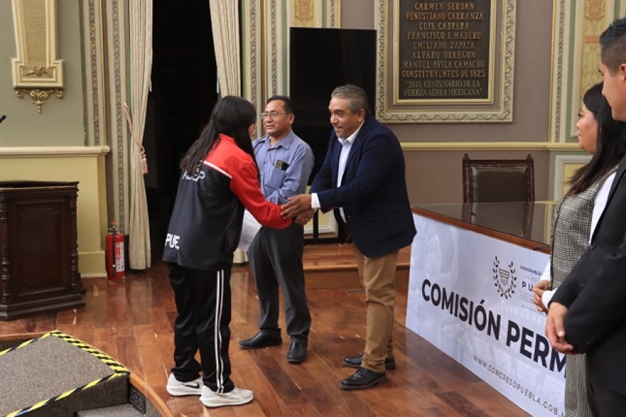 Entrega Congreso del Estado reconocimientos a deportistas y sus entrenadores