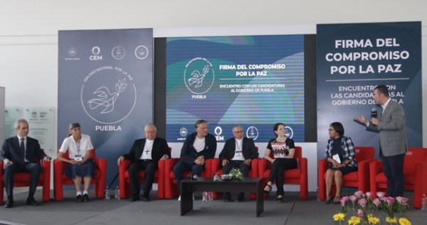 Fernando Morales firma compromiso por la Paz en IBERO