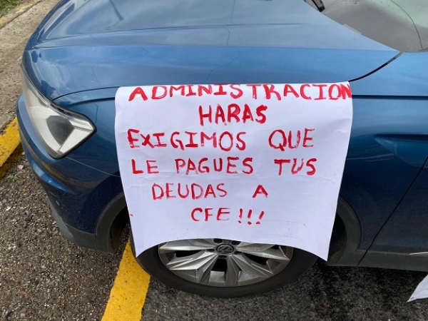 Residentes de Haras bloquean Periférico por falta de luz, CFE responde que no la pagan