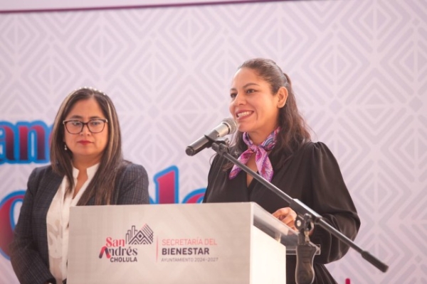 Lupita Cuautle entrega apoyos a escuelas