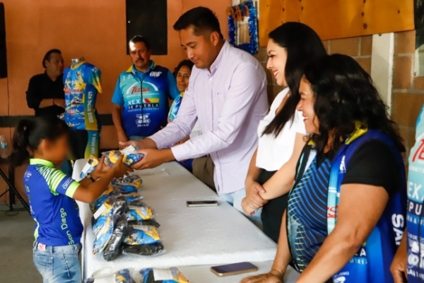 Entrega Tonantzin Fernández uniformes a jóvenes promesas del ciclismo en Cuachayotla