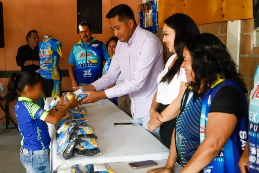 Entrega Tonantzin Fernández uniformes a jóvenes promesas del ciclismo en Cuachayotla